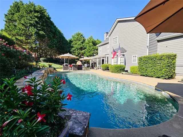a view of a house with a yard