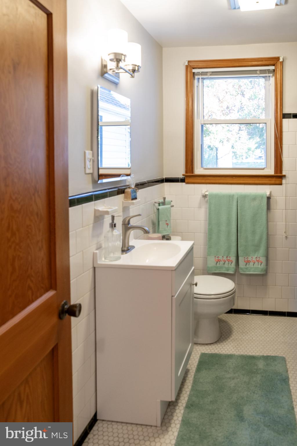 508 Cleveland Road Linthicum Heights, MD 21090 - Photo 17 of 44 Main Level Full Bath-new vanity, lighting & mirror
