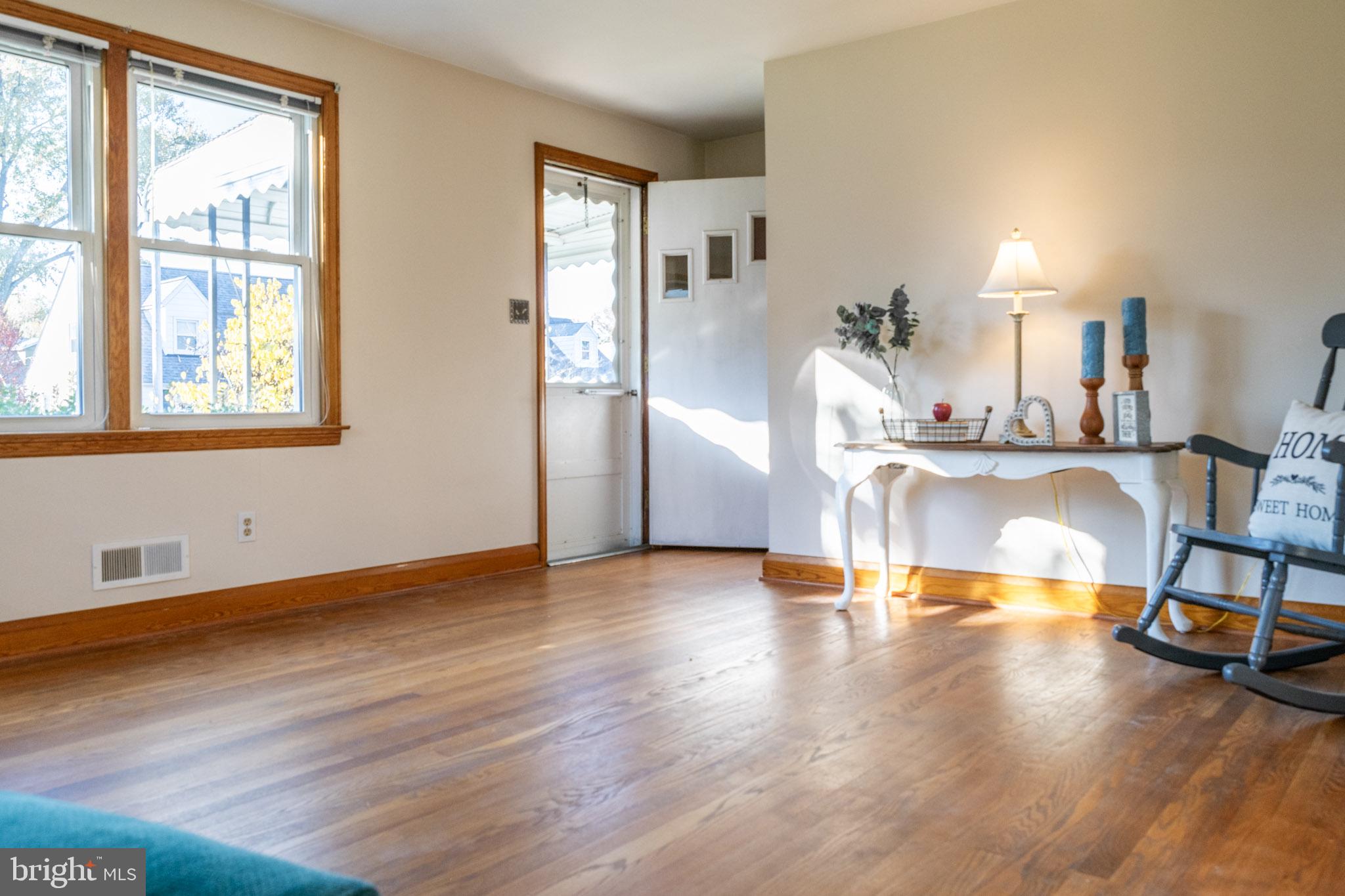 508 Cleveland Road Linthicum Heights, MD 21090 - Photo 5 of 44 Living Room