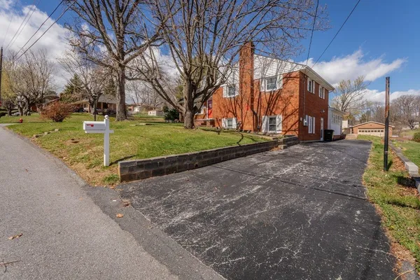 $400,000 | 207 Burnley Drive, Staunton, VA 24401