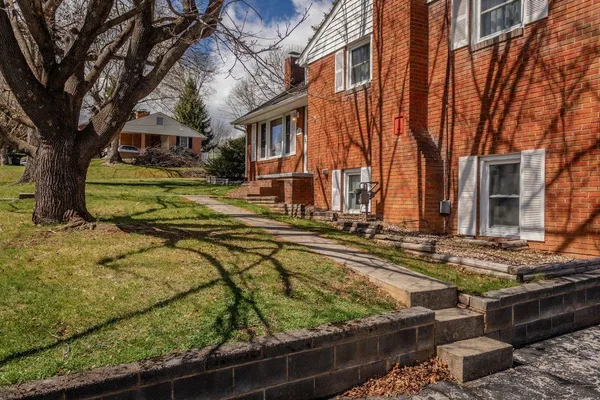 $400,000 | 207 Burnley Drive, Staunton, VA 24401