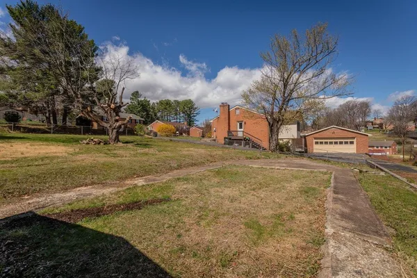 $400,000 | 207 Burnley Drive, Staunton, VA 24401