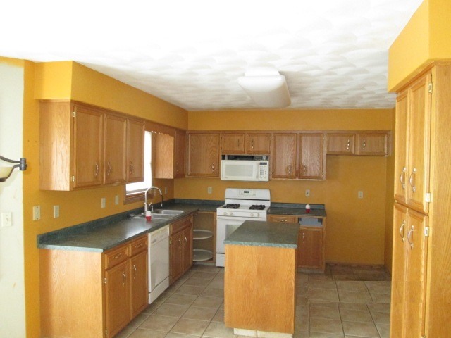 2844 Dourdan Road Belvidere, IL 61008 - Photo 9 of 11