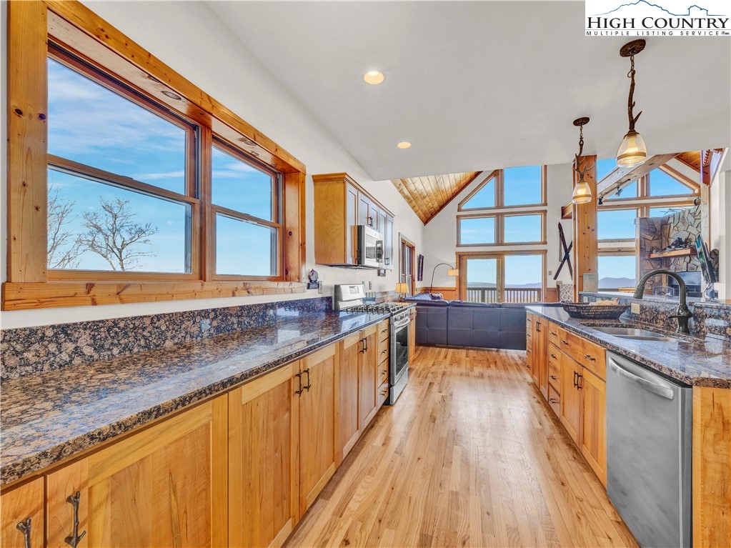 138 Hawthorn Road Beech Mountain, NC 28604 - Photo 12 of 47