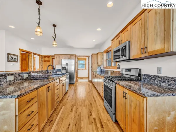 $1,430,000 | 138 Hawthorn Road, Beech Mountain, NC 28604