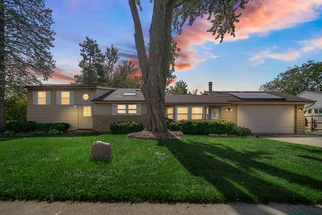 $465,900 | 11 West Palatine Road, Prospect Heights, IL 60070