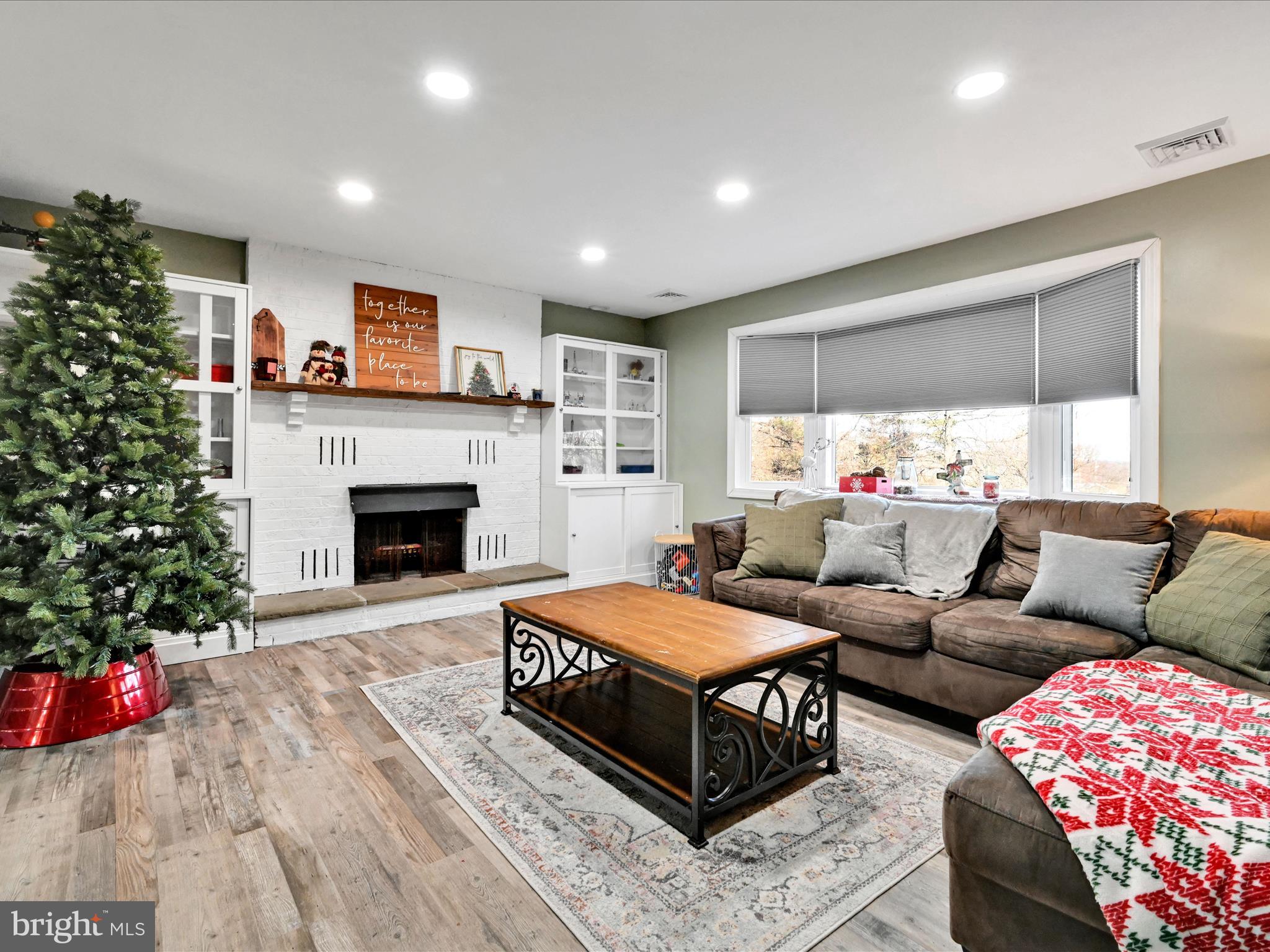 500 Vinemont Road Reading, PA 19608 - Photo 5 of 39 Living Room
