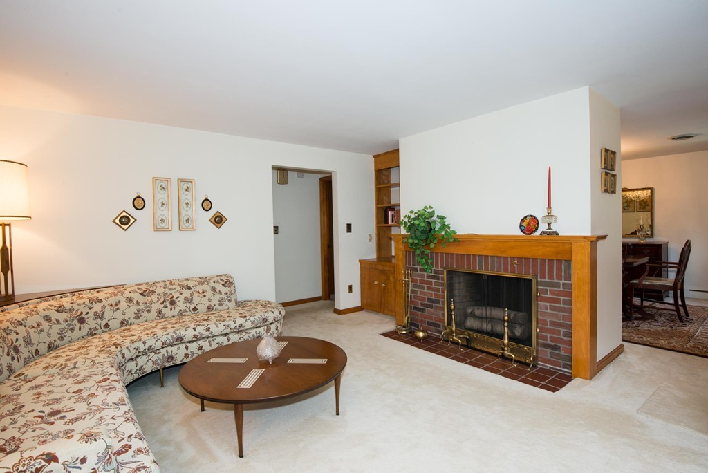 20 Lovell Road Lynnfield, MA 01940 - Photo 3 of 25 Gallery Image 3