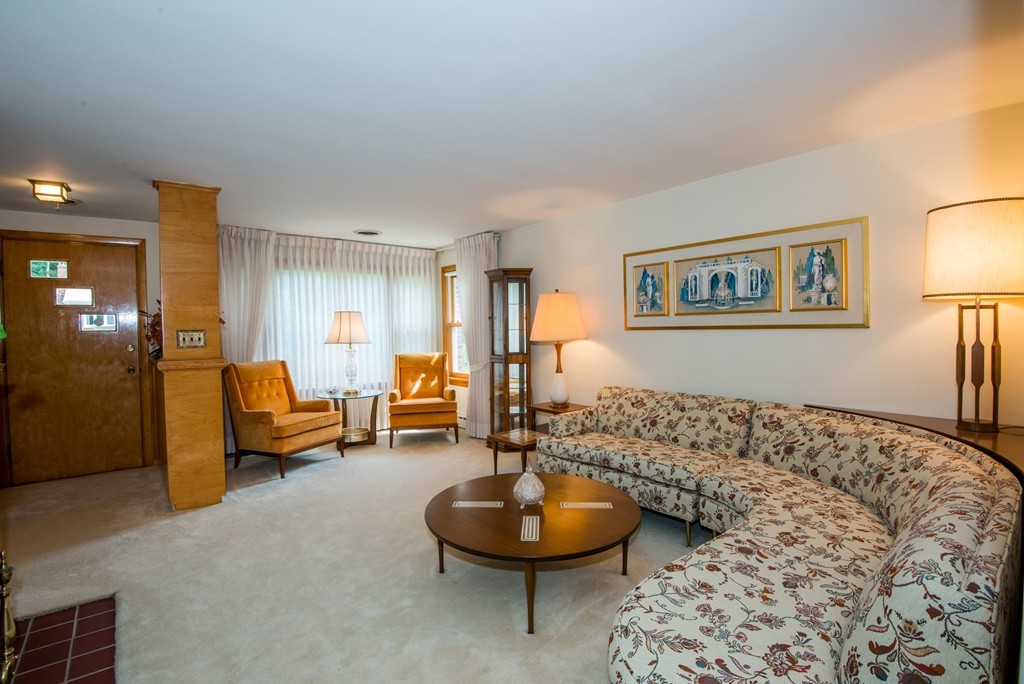 20 Lovell Road Lynnfield, MA 01940 - Photo 4 of 25 Gallery Image 4