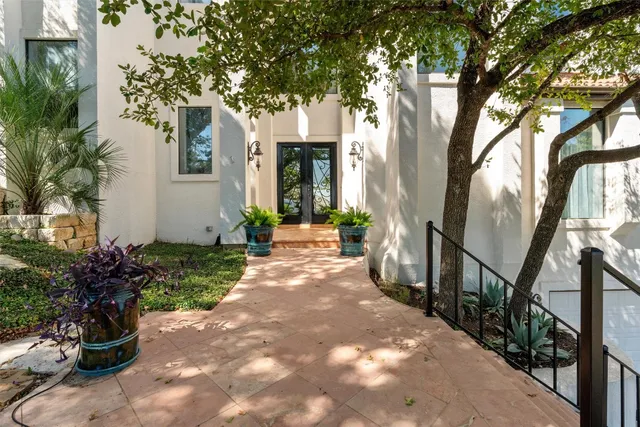 a view of a house with backyard and garden