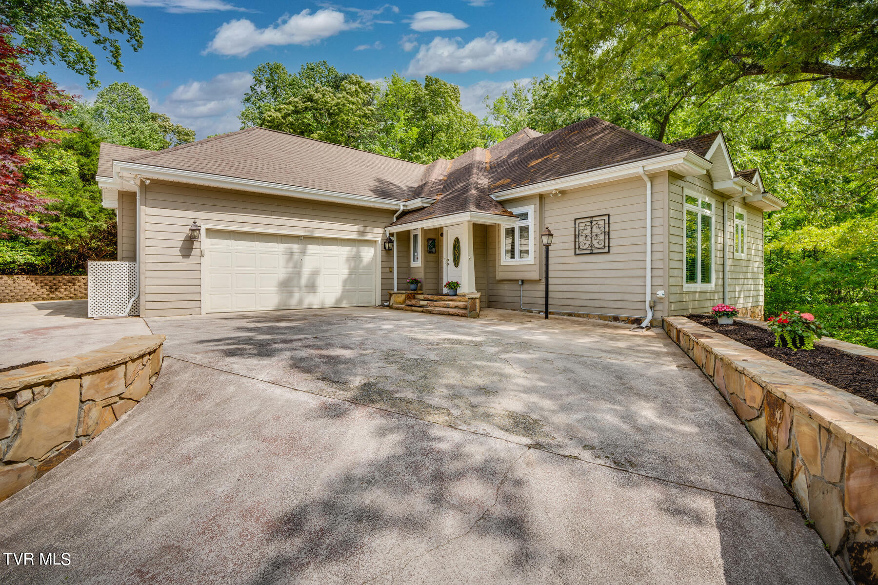 64 Falcon Circle Afton, TN 37616 - Photo 2 of 61 005