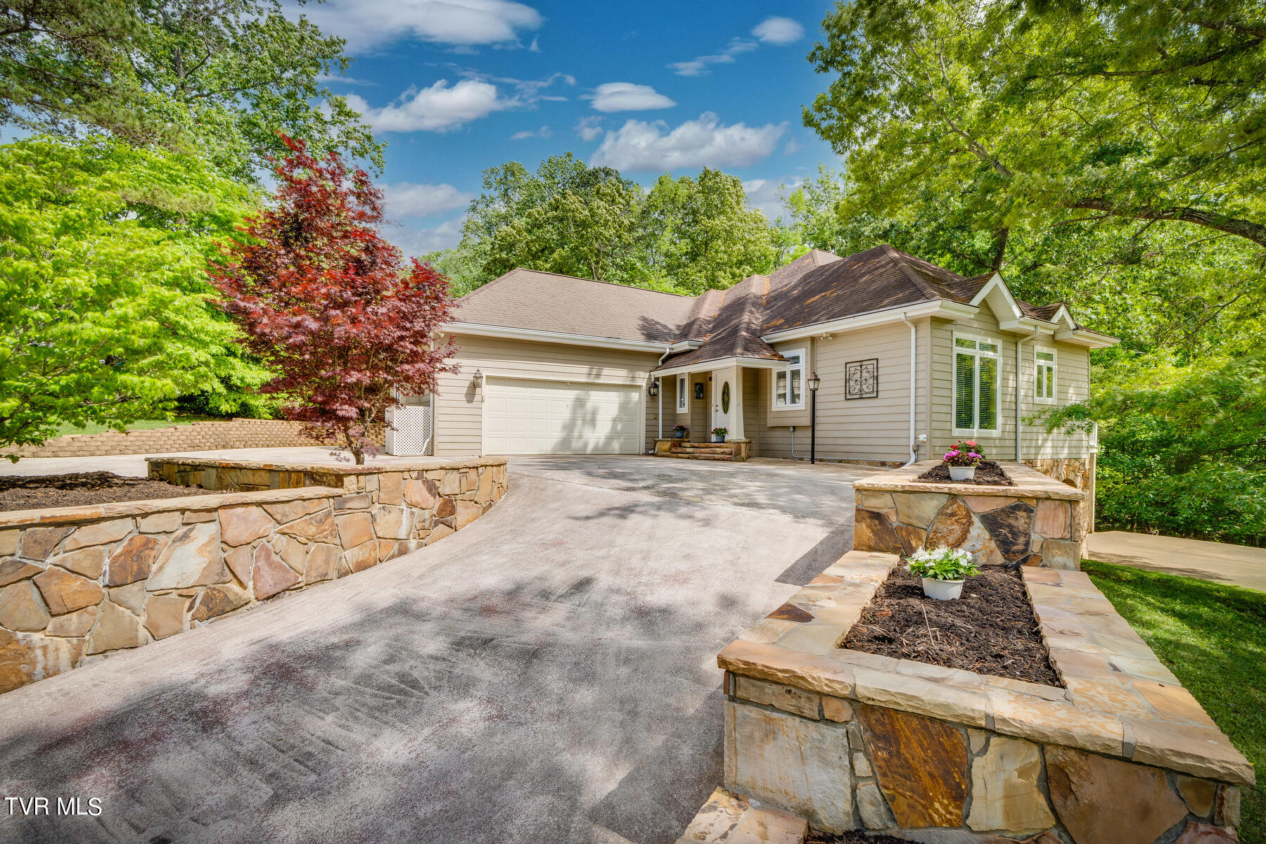 64 Falcon Circle Afton, TN 37616 - Photo 4 of 61 004