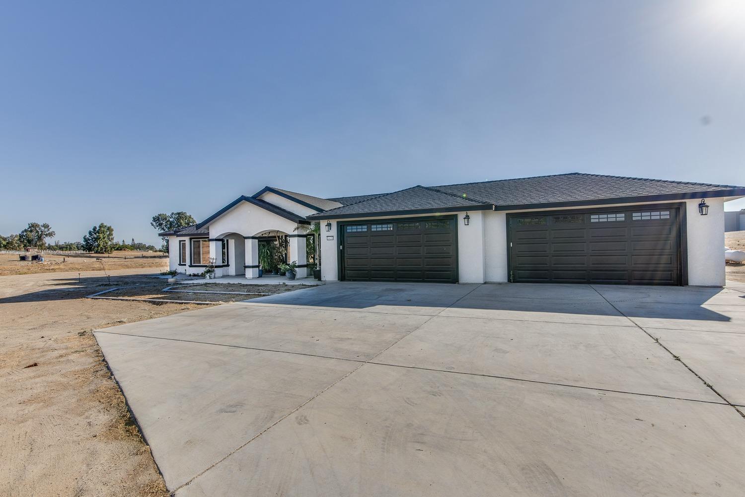 16639 Mark Road Madera, CA 93636 - Photo 3 of 33 front view of a house with a street
