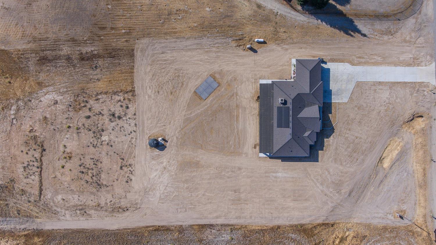 16639 Mark Road Madera, CA 93636 - Photo 31 of 33 a bathroom with a shower