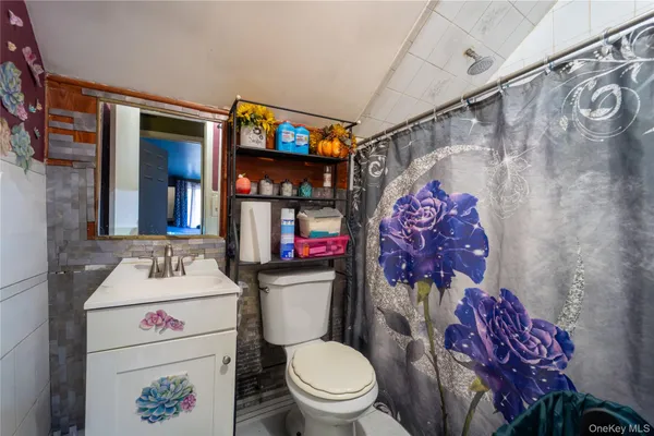 $560,000 | 382 Jamaica Avenue, Medford, NY 11763