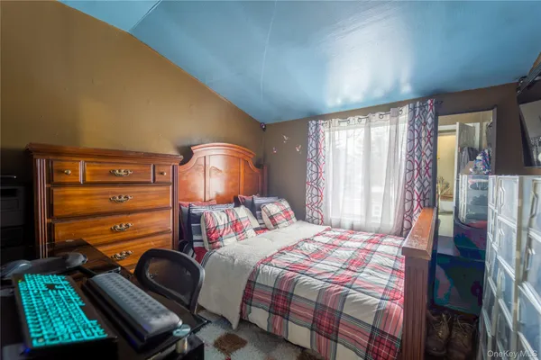 $560,000 | 382 Jamaica Avenue, Medford, NY 11763