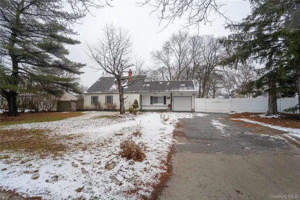 $560,000 | 382 Jamaica Avenue, Medford, NY 11763