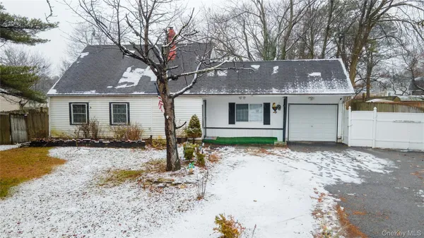 $560,000 | 382 Jamaica Avenue, Medford, NY 11763