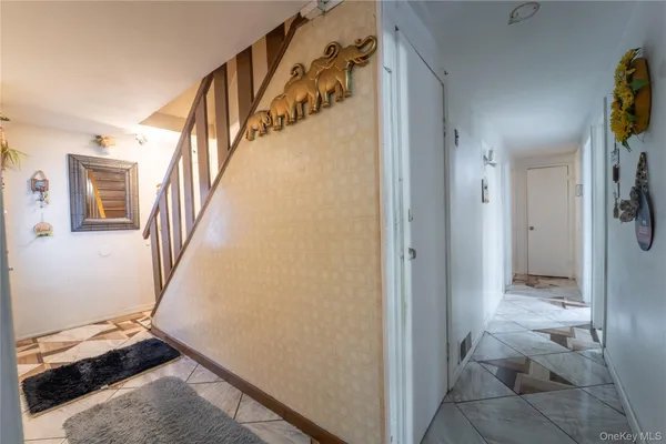 $560,000 | 382 Jamaica Avenue, Medford, NY 11763