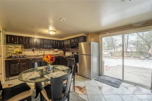 $560,000 | 382 Jamaica Avenue, Medford, NY 11763