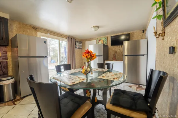 $560,000 | 382 Jamaica Avenue, Medford, NY 11763