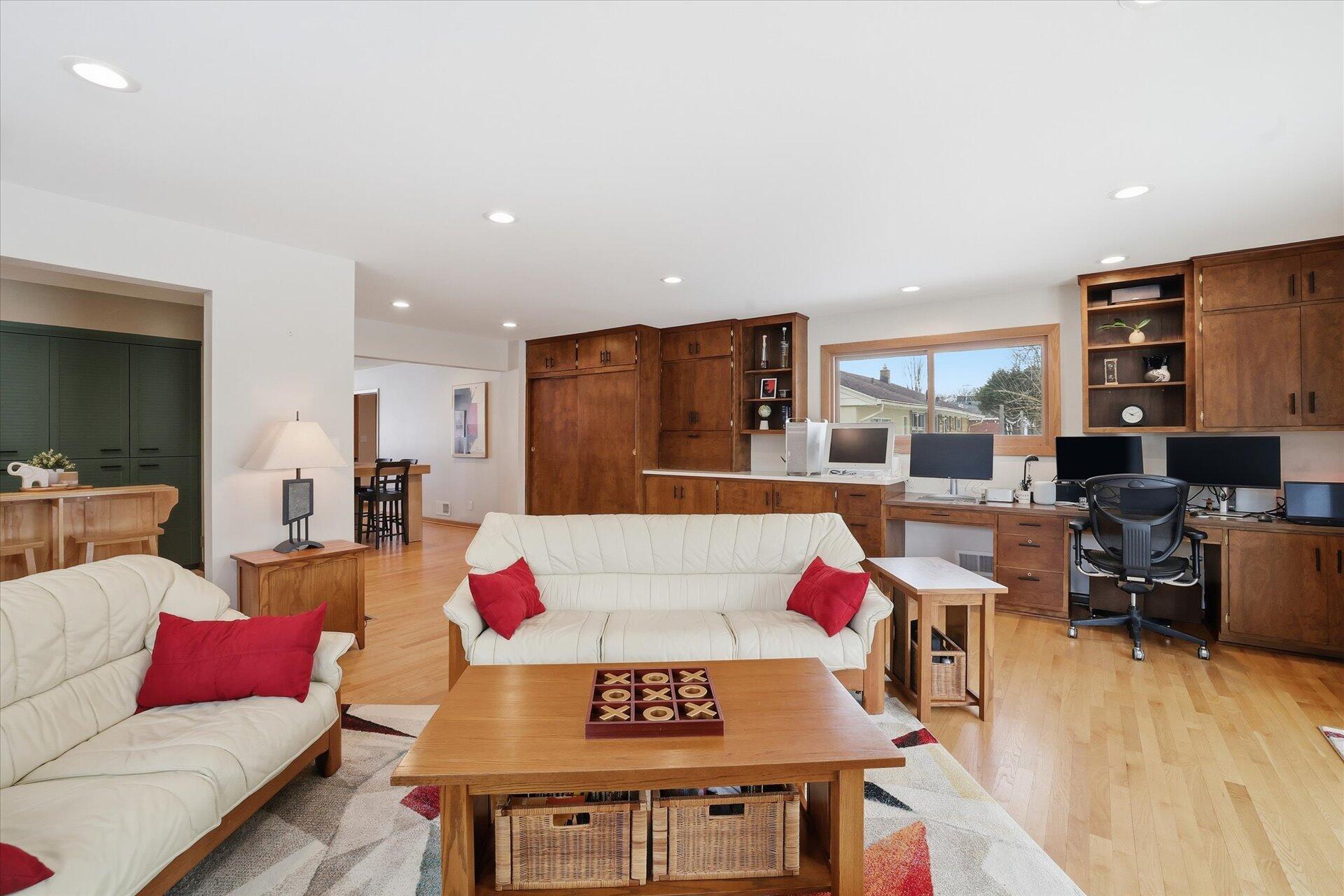 8965 North Navajo Road Bayside, WI 53217 - Photo 17 of 37 10-014_ACAM9243