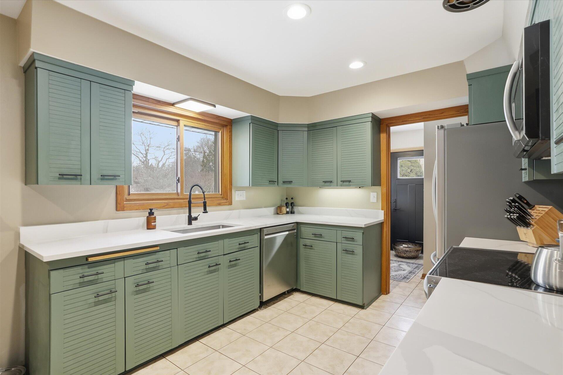 8965 North Navajo Road Bayside, WI 53217 - Photo 20 of 37 13-018_ACAM9216