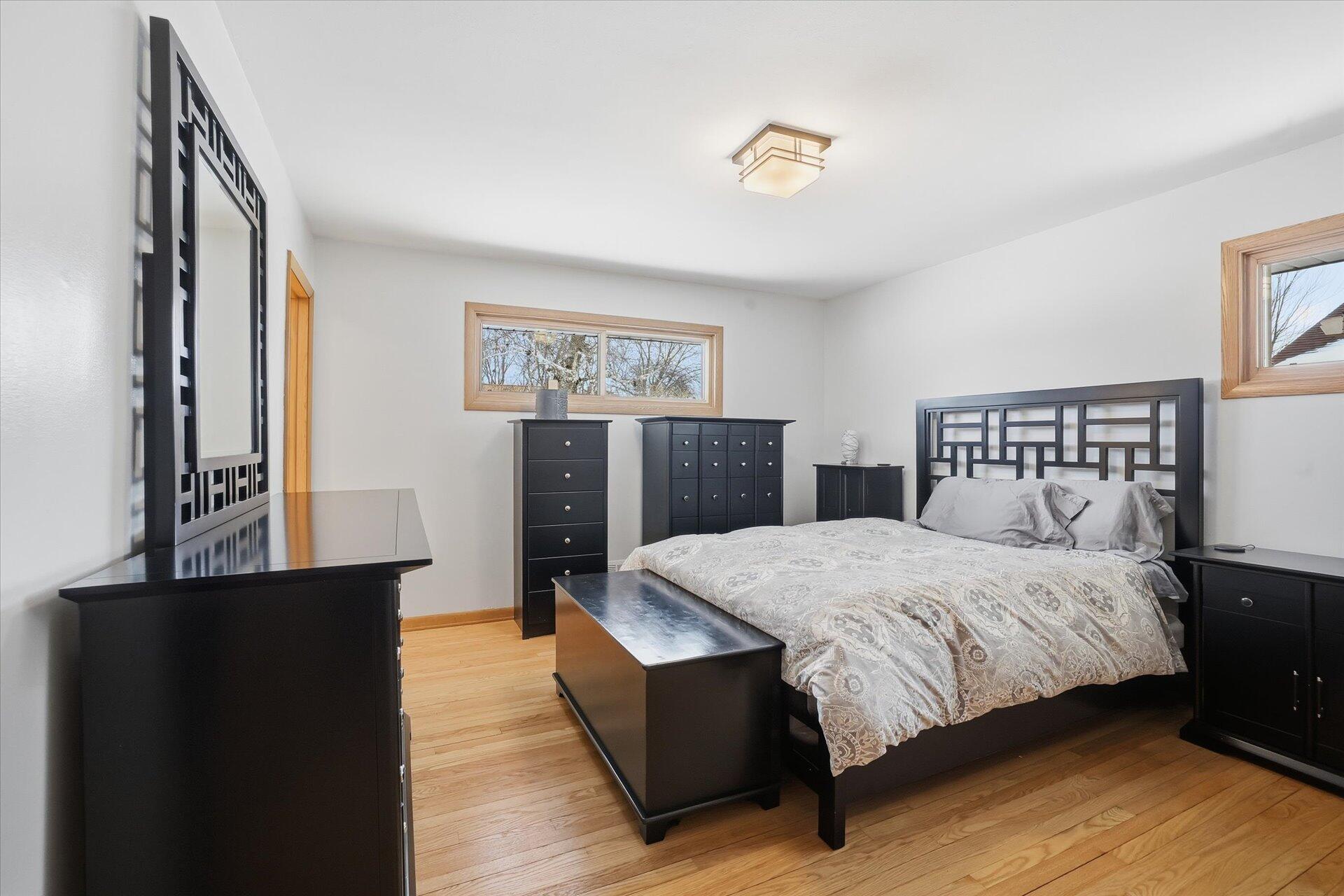 8965 North Navajo Road Bayside, WI 53217 - Photo 24 of 37 Primary Bedroom