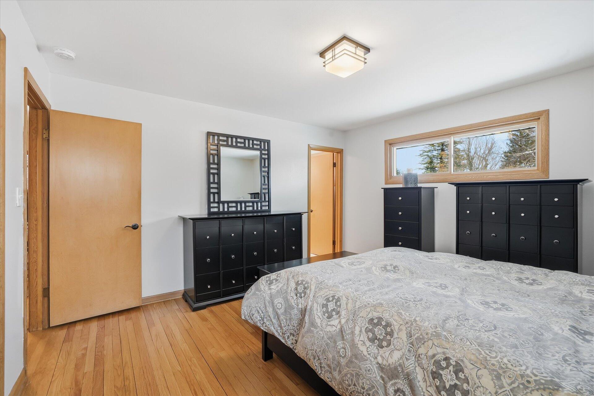 8965 North Navajo Road Bayside, WI 53217 - Photo 26 of 37 Primary Bedroom