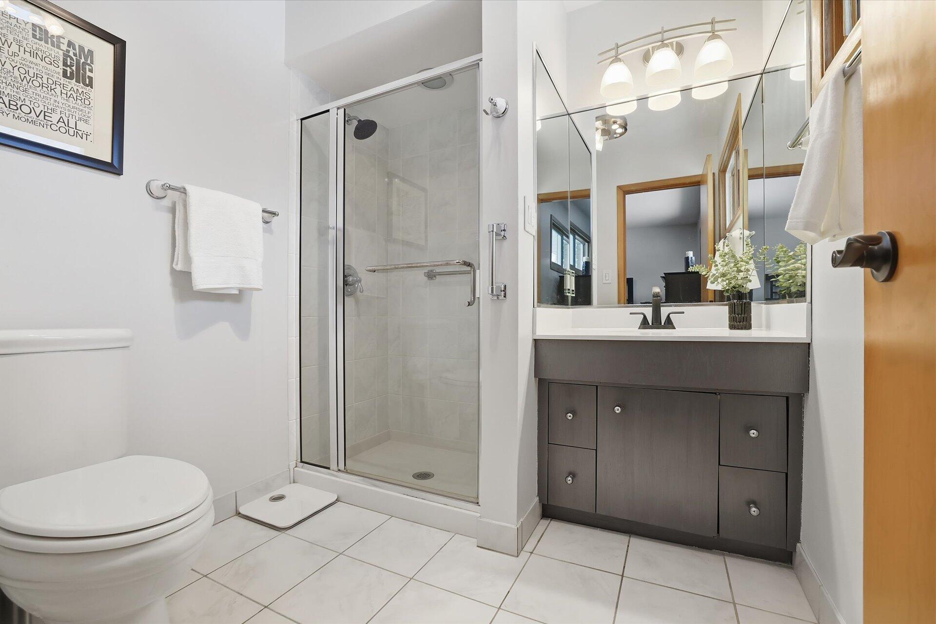 8965 North Navajo Road Bayside, WI 53217 - Photo 27 of 37 Primary Bath