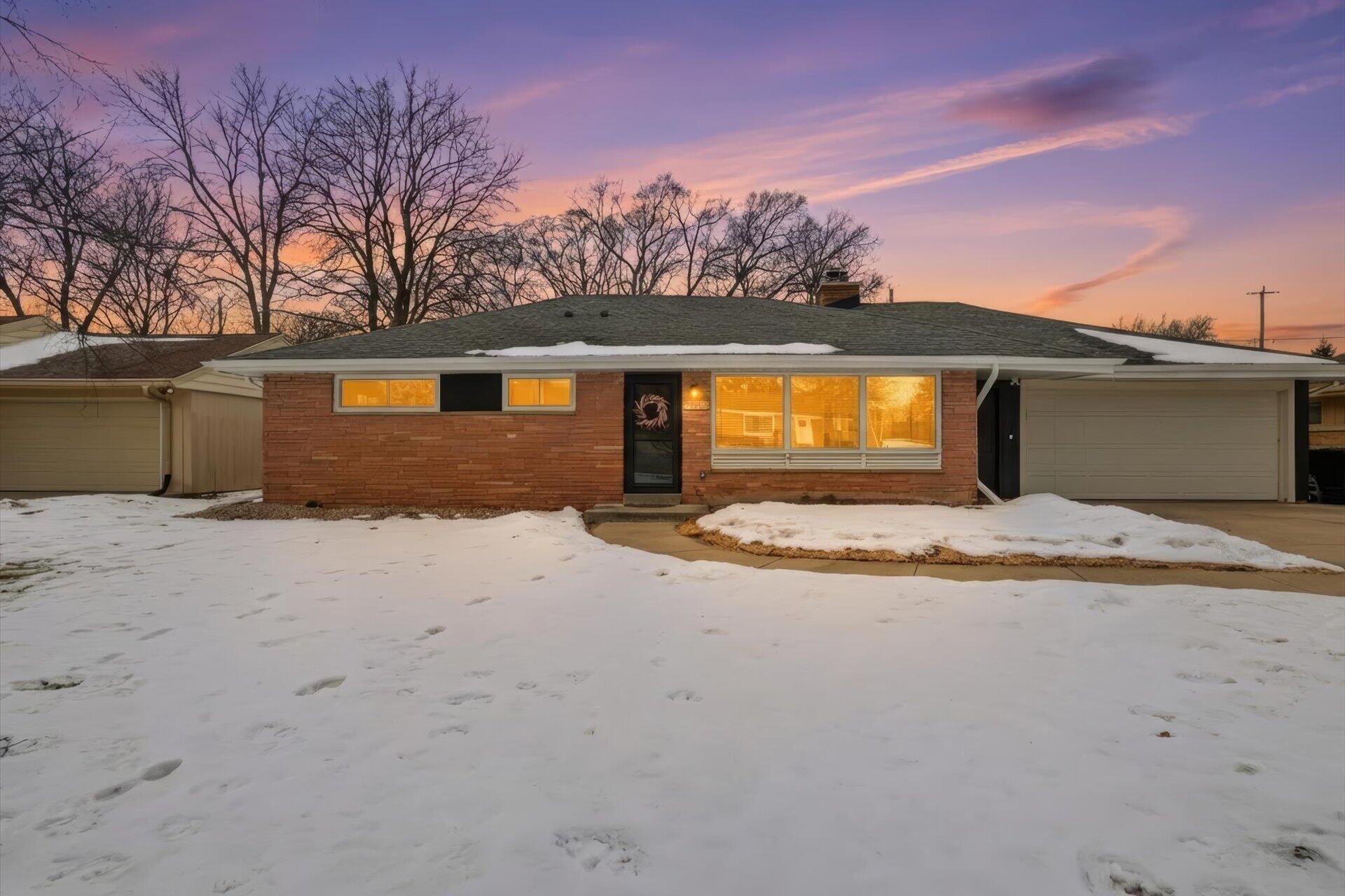 8965 North Navajo Road Bayside, WI 53217 - Photo 3 of 37 37-Twilight