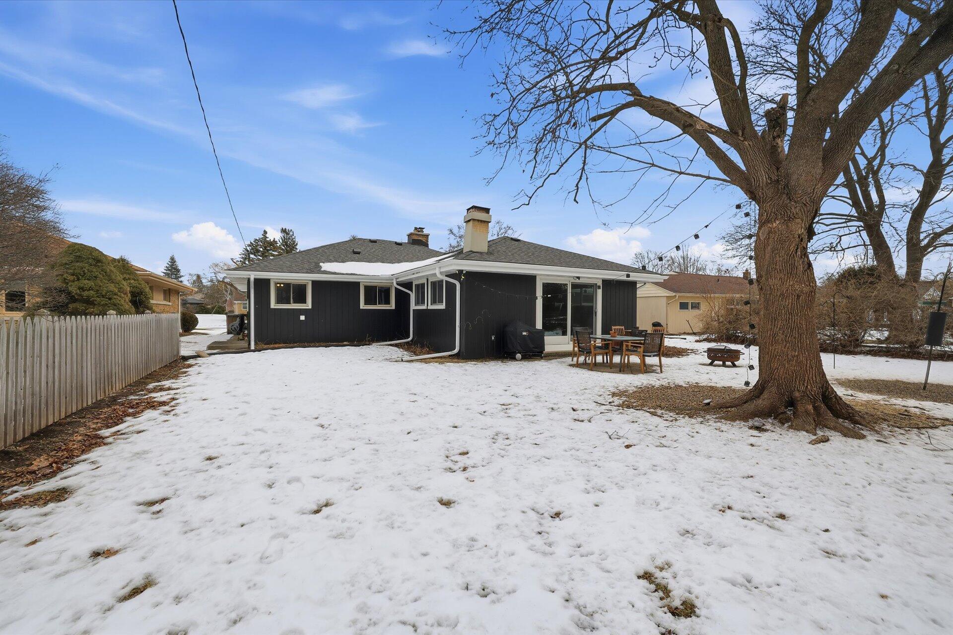 8965 North Navajo Road Bayside, WI 53217 - Photo 36 of 37 35-041_ACAM9294