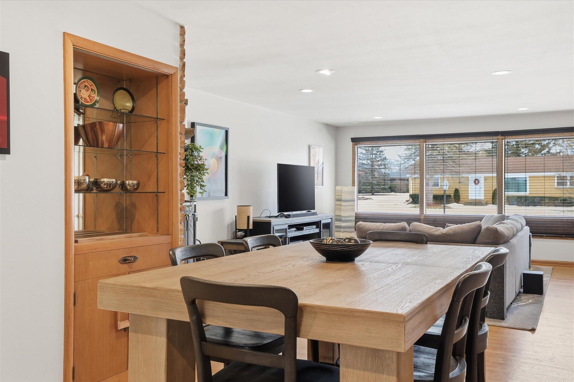 8965 North Navajo Road Bayside, WI 53217 - Photo 9 of 37 19-024_ACAM9204