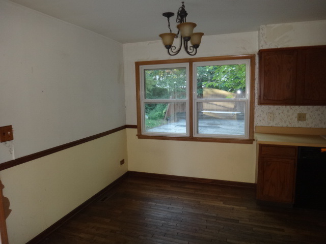 192 East Quincy Street Riverside, IL 60546 - Photo 8 of 11 a view of an empty room with a window
