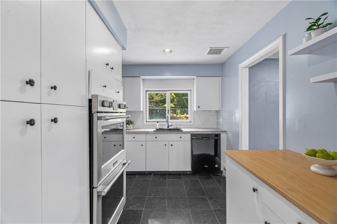 32 Ridge Road Bristol, RI 02809 - Photo 10 of 39