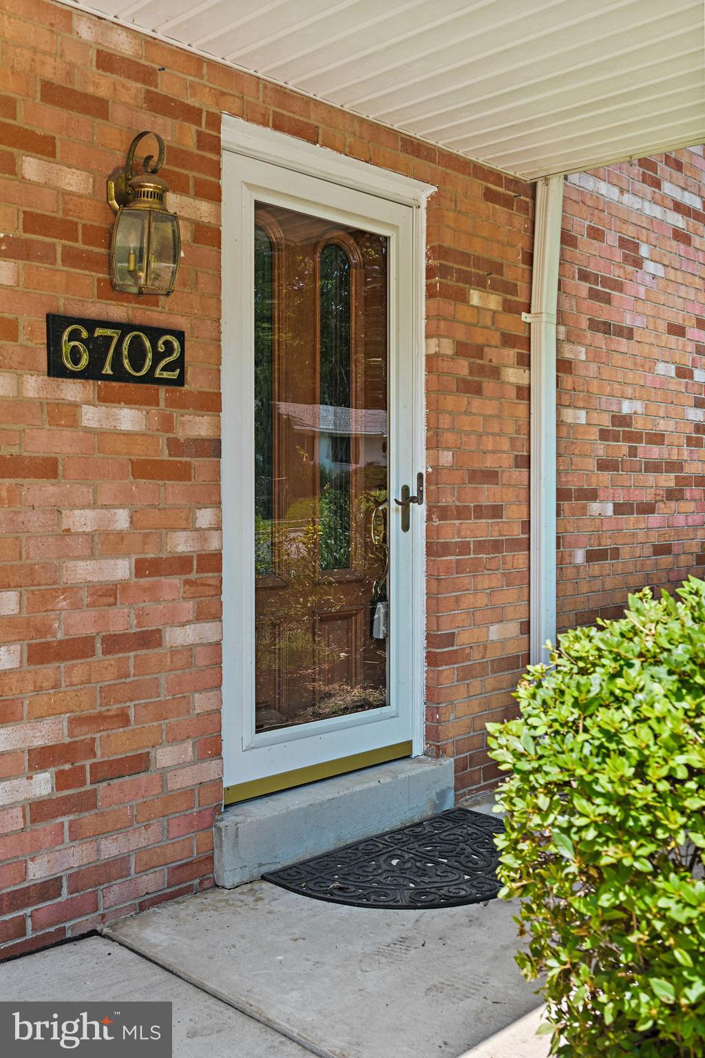 6702 Greenview Lane Springfield, VA 22152 - Photo 3 of 36