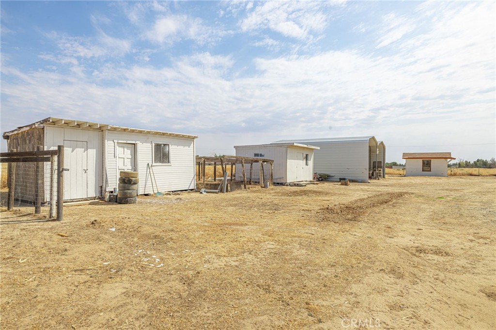 8541 West Ave D Lancaster, CA 93536 - Photo 37 of 62 a view of garage and yard