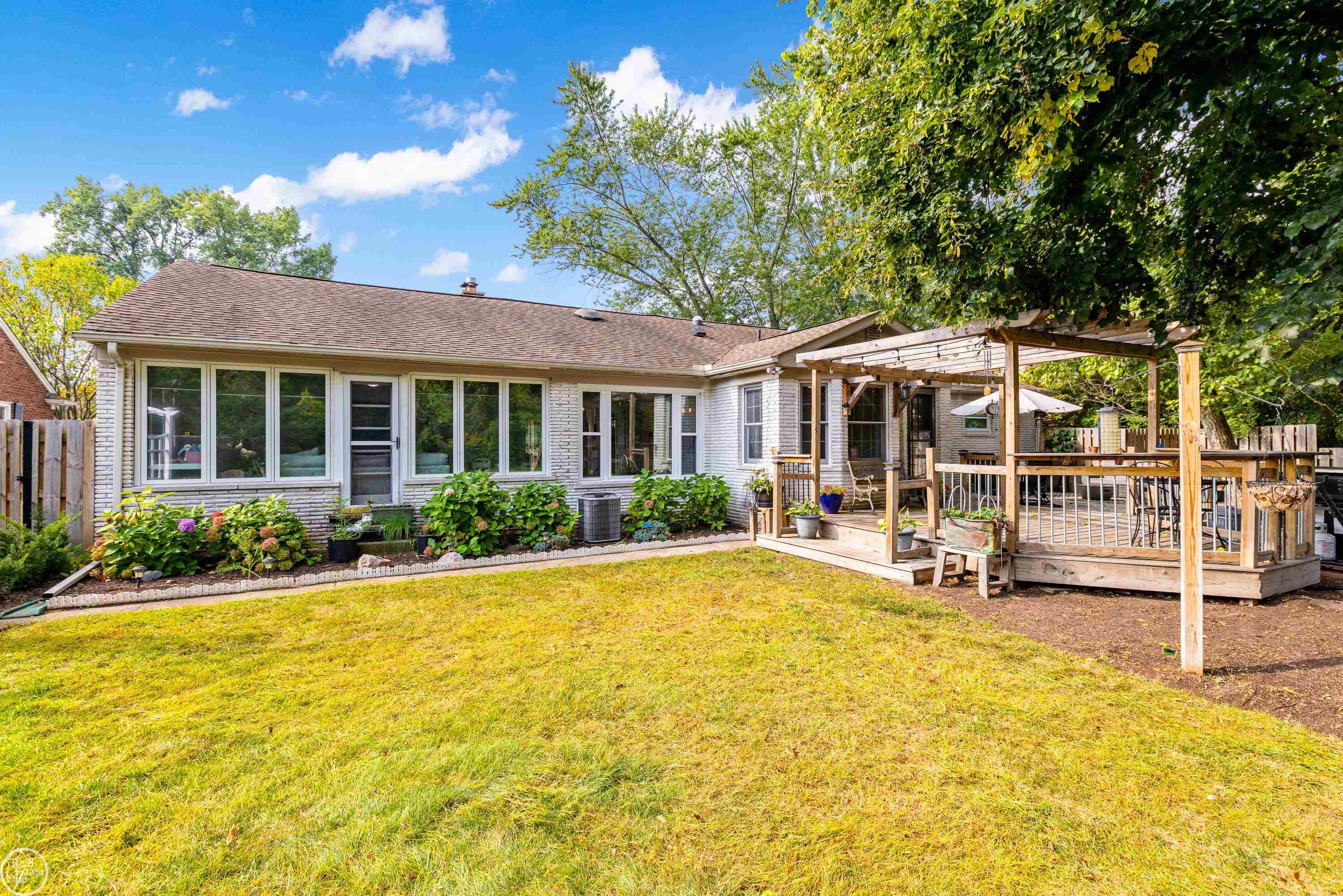 724 Shoreham Road Grosse Pointe, MI 48236 - Photo 38 of 49 50122952-37.JPG