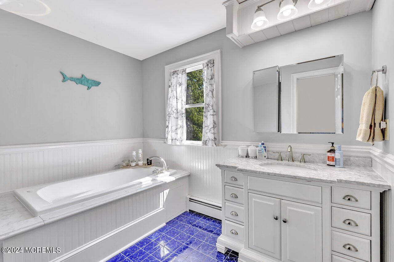238 County Road 539 Cream Ridge, NJ 08514 - Photo 25 of 32 a bathroom with a sink a vanity and a bathtub
