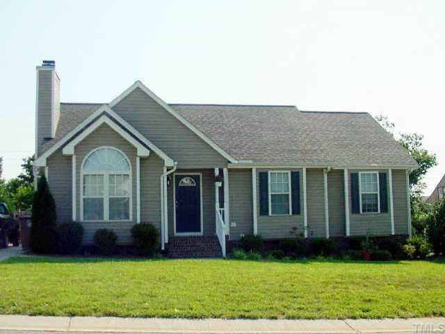 Trans'l ranch on 1/3 ac w/level, fenced backyard which backs to a wooded area for privacy! Located in Wake Forest's Flaherty Farms, a family n'hood near the historic district &amp; Flaherty Park! Exterior Front