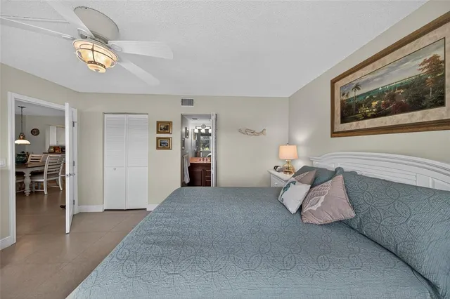 a view of livingroom with furniture