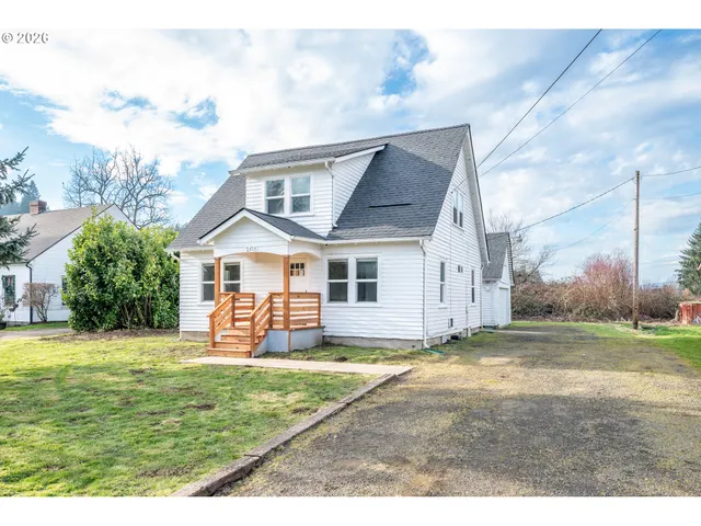 a view of a house with a yard