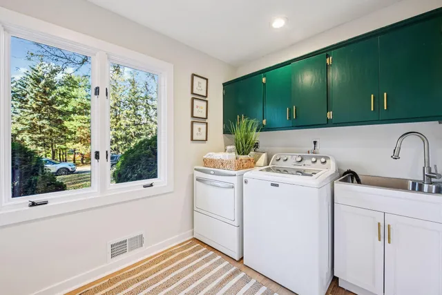 $929,900 | 2841 Mayfield Road, Minnetonka, MN 55391