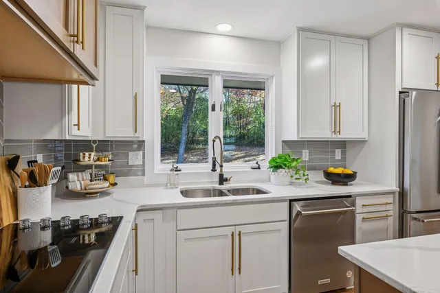 $929,900 | 2841 Mayfield Road, Minnetonka, MN 55391