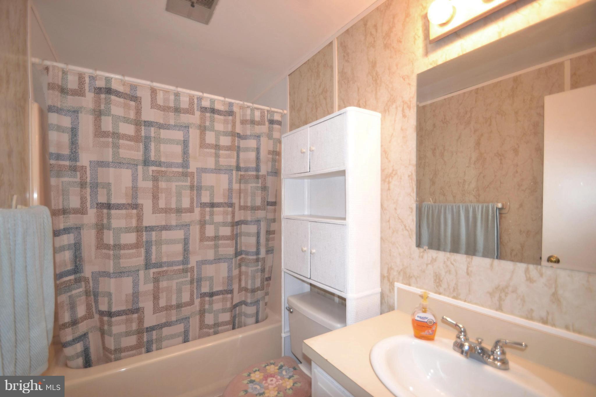 7416 Oakland Mills Road Columbia, MD 21046 - Photo 20 of 30 Upper Level Full Bath