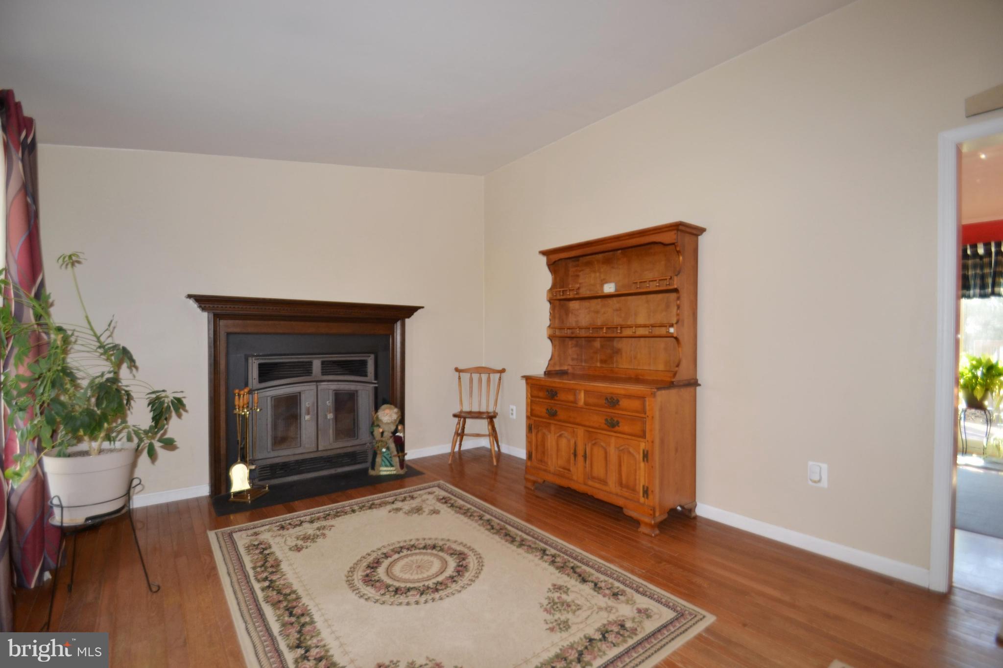 7416 Oakland Mills Road Columbia, MD 21046 - Photo 3 of 30 Living Room