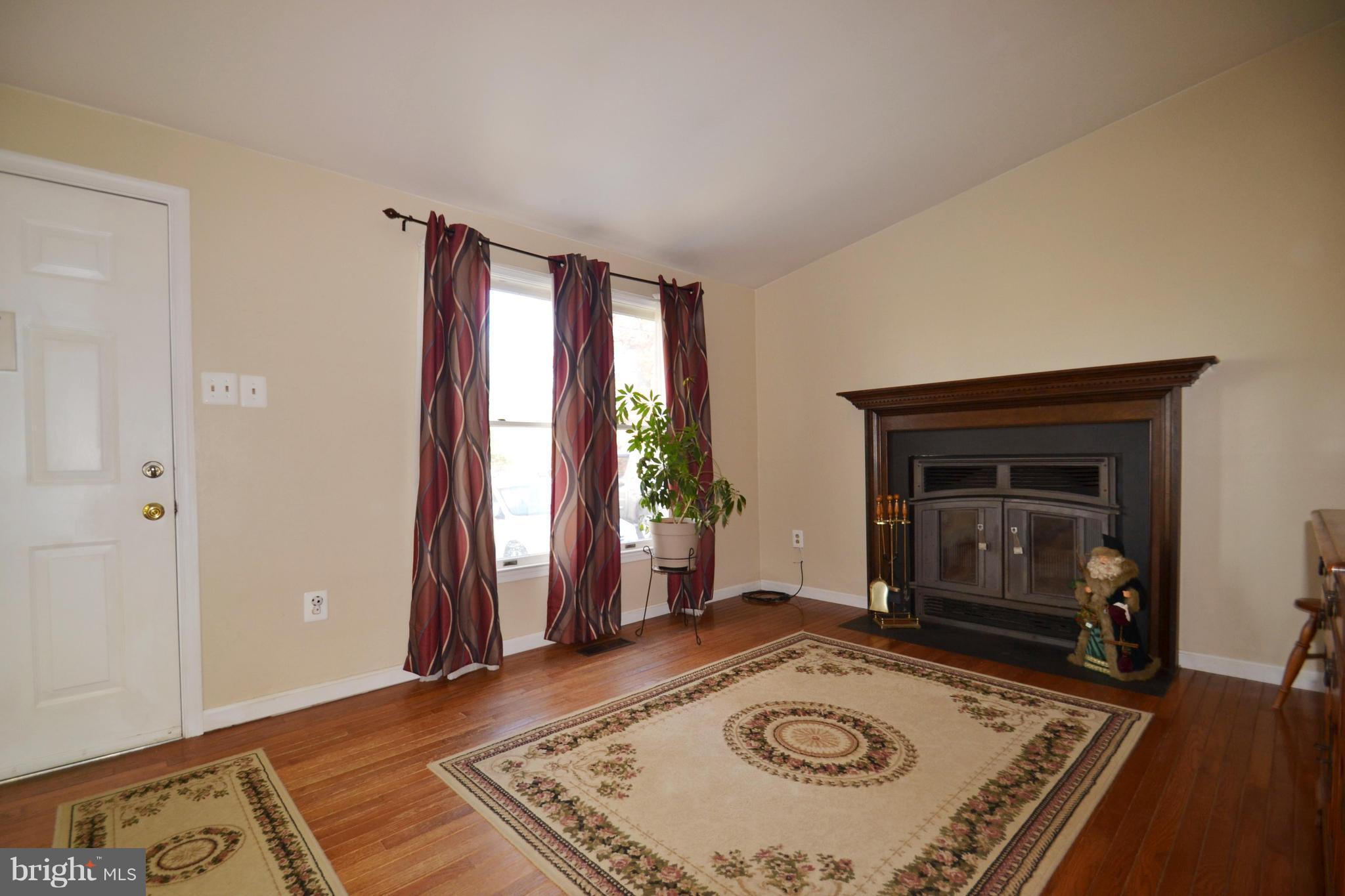 7416 Oakland Mills Road Columbia, MD 21046 - Photo 4 of 30 Living Room