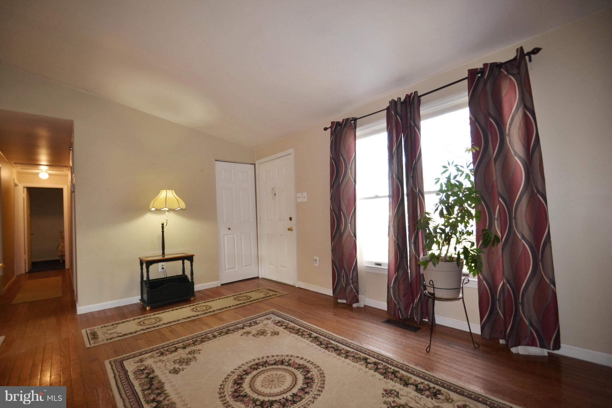 7416 Oakland Mills Road Columbia, MD 21046 - Photo 5 of 30 Living Room