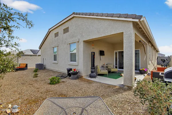 a view of a house with backyard
