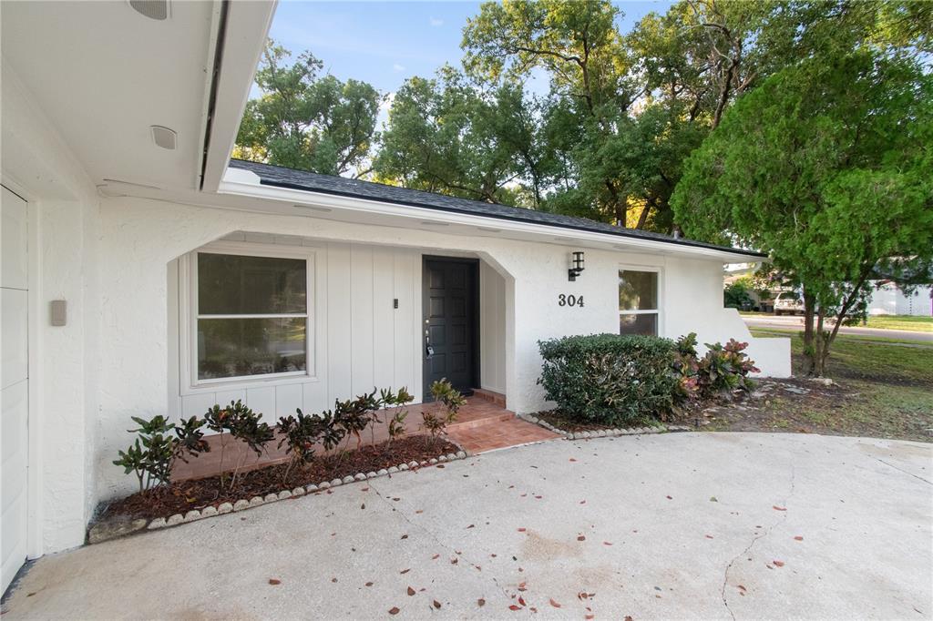 304 Barclay Avenue Altamonte Springs, FL 32701 - Photo 4 of 29 a front view of a house with garden